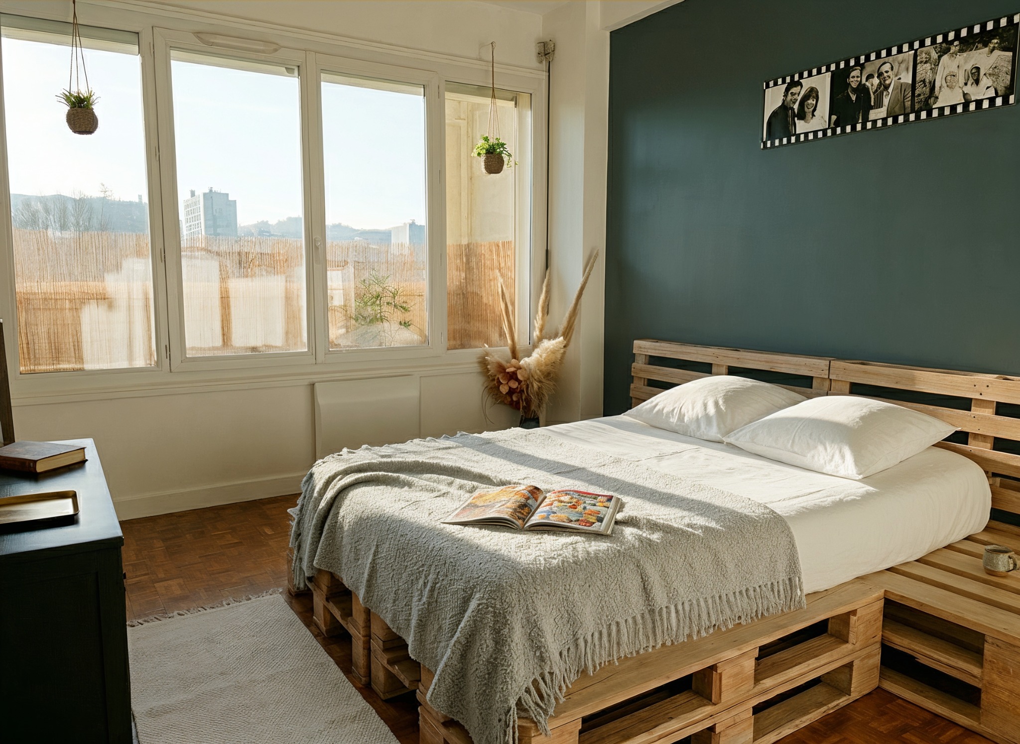 Chambre lumineuse de L’App’Art avec lit double et grande fenêtre