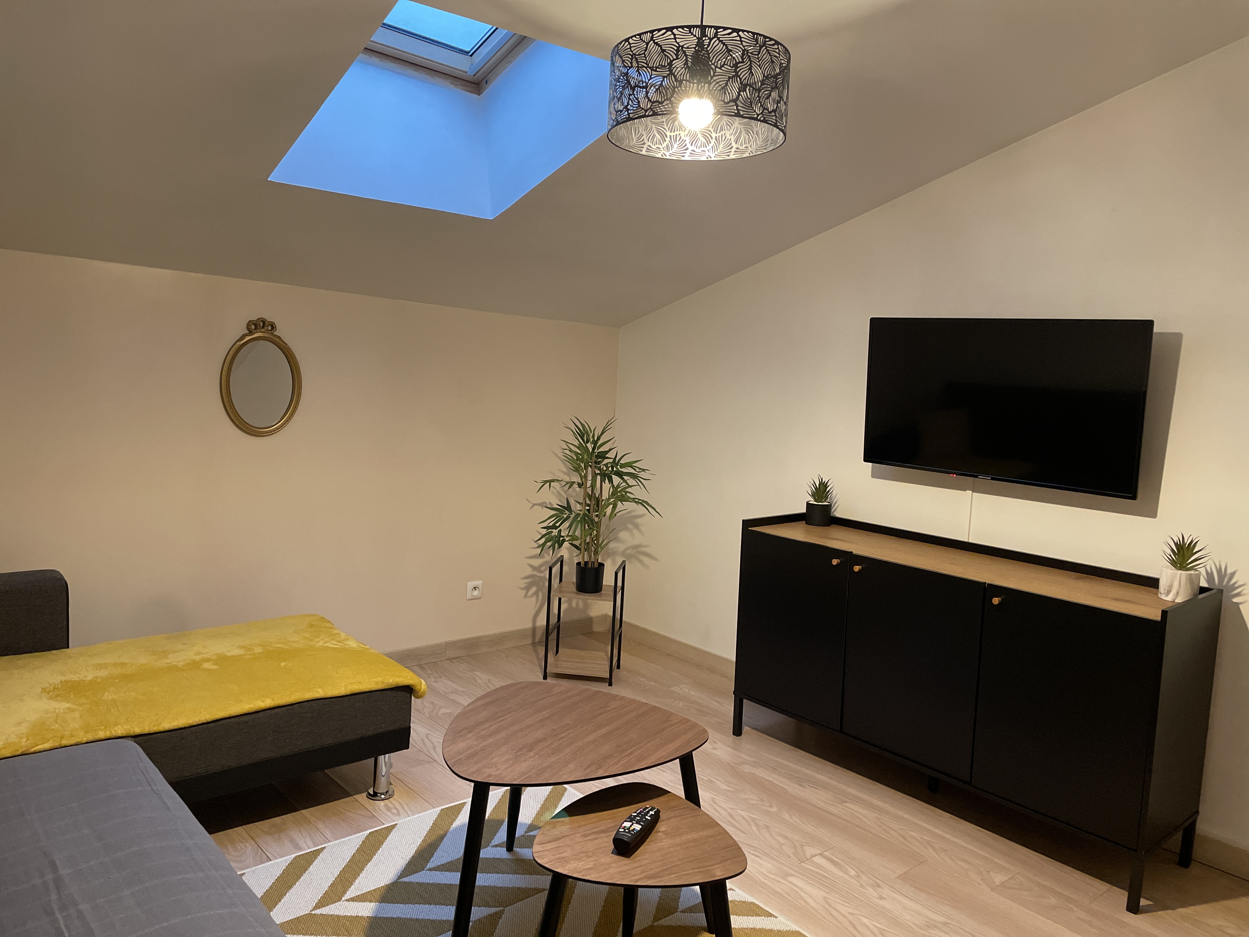 Annonce Airbnb Booking Canapé + Table Basse + TV connectée