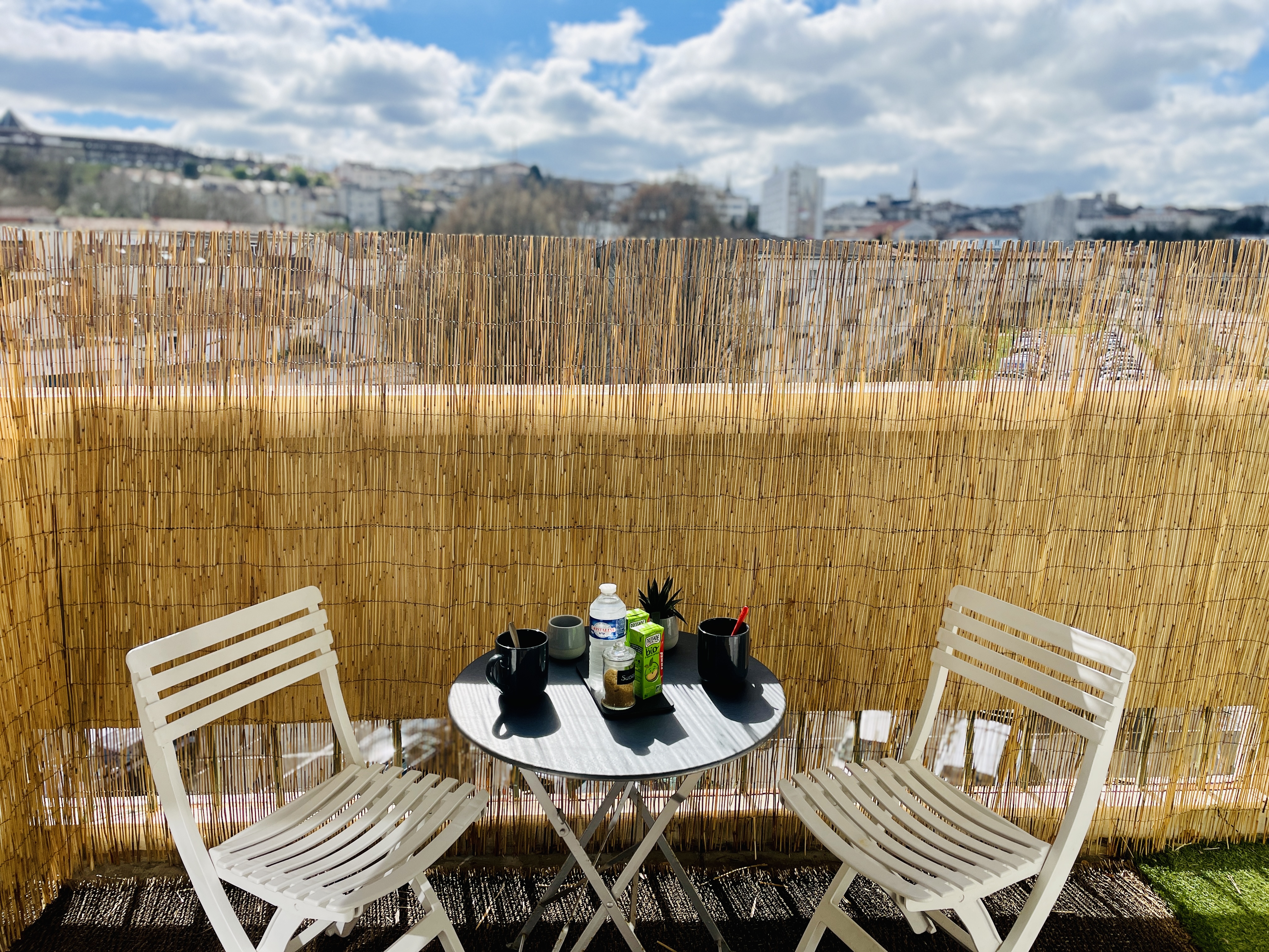 Balcon Coin Repas Vue sur sites d'intérêts Angoulême Gare TGV