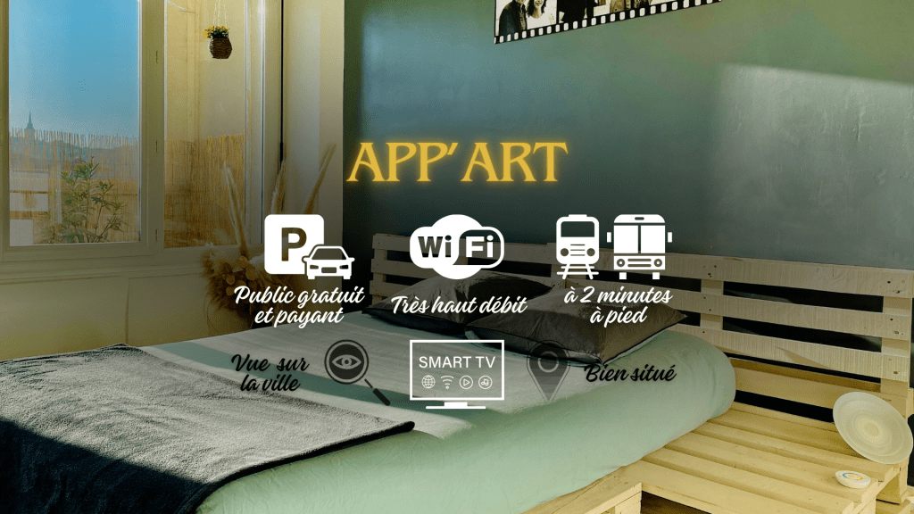 alt="Chambre lumineuse de l’App’Art avec lit en palettes, décoration cosy et ambiance chaleureuse"