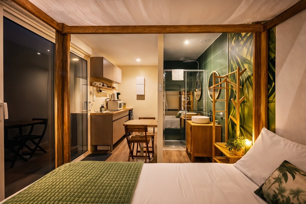 Studio moderne avec lit double, kitchenette équipée et salle de bain design ambiance spa à Angoulême